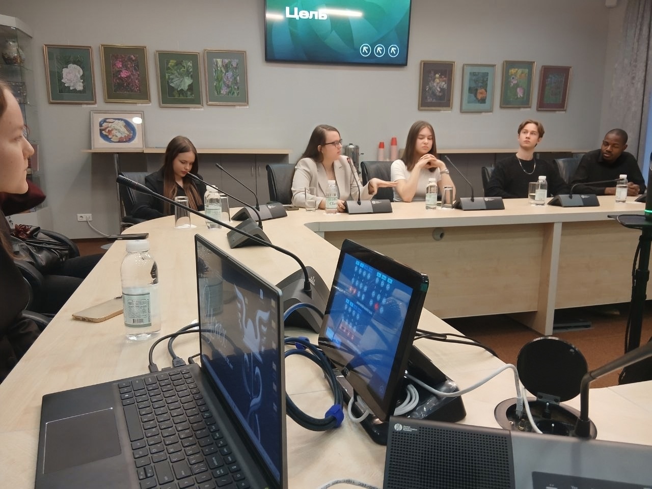 Деловая игра по работе с манипуляциями прошла в рамках работы международного студенческого клуба «Деловая орбита»