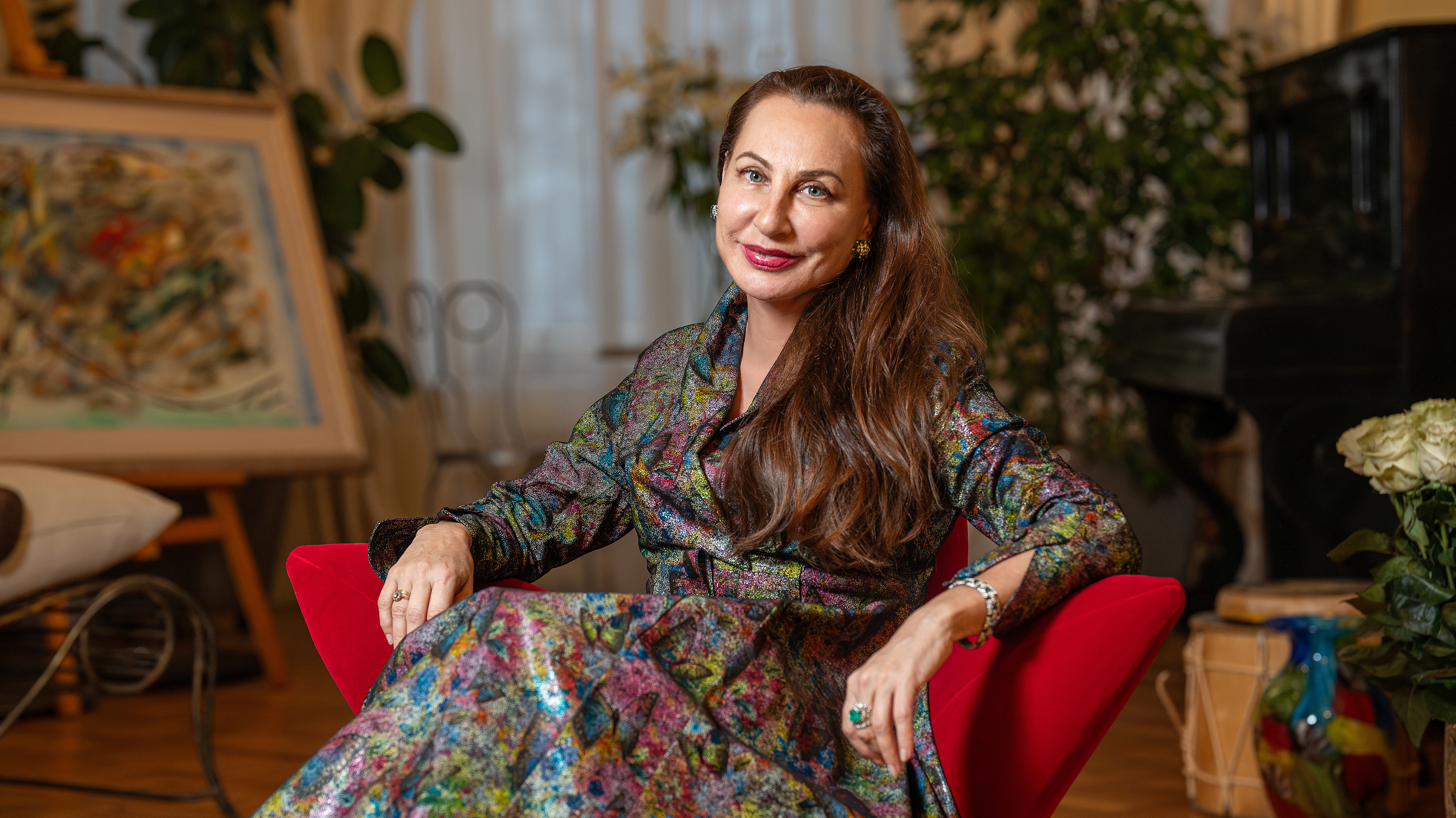 Диктегі брюнетка және оның бетіндегі аққұба Желідегі культ порно