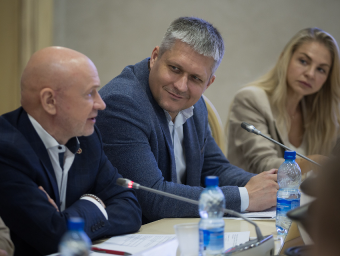 Владимир Платонов выступил на круглом столе, посвященном молодежной политике