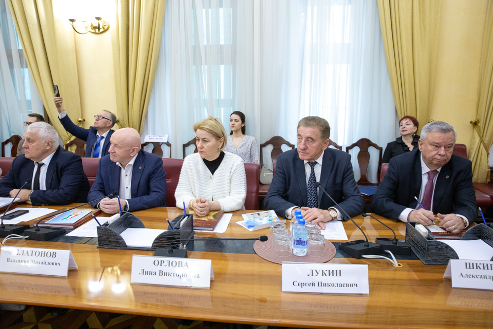 На встрече с делегацией Согдийской области Таджикистана Владимир Платонов представил два флагманских проекта МТПП