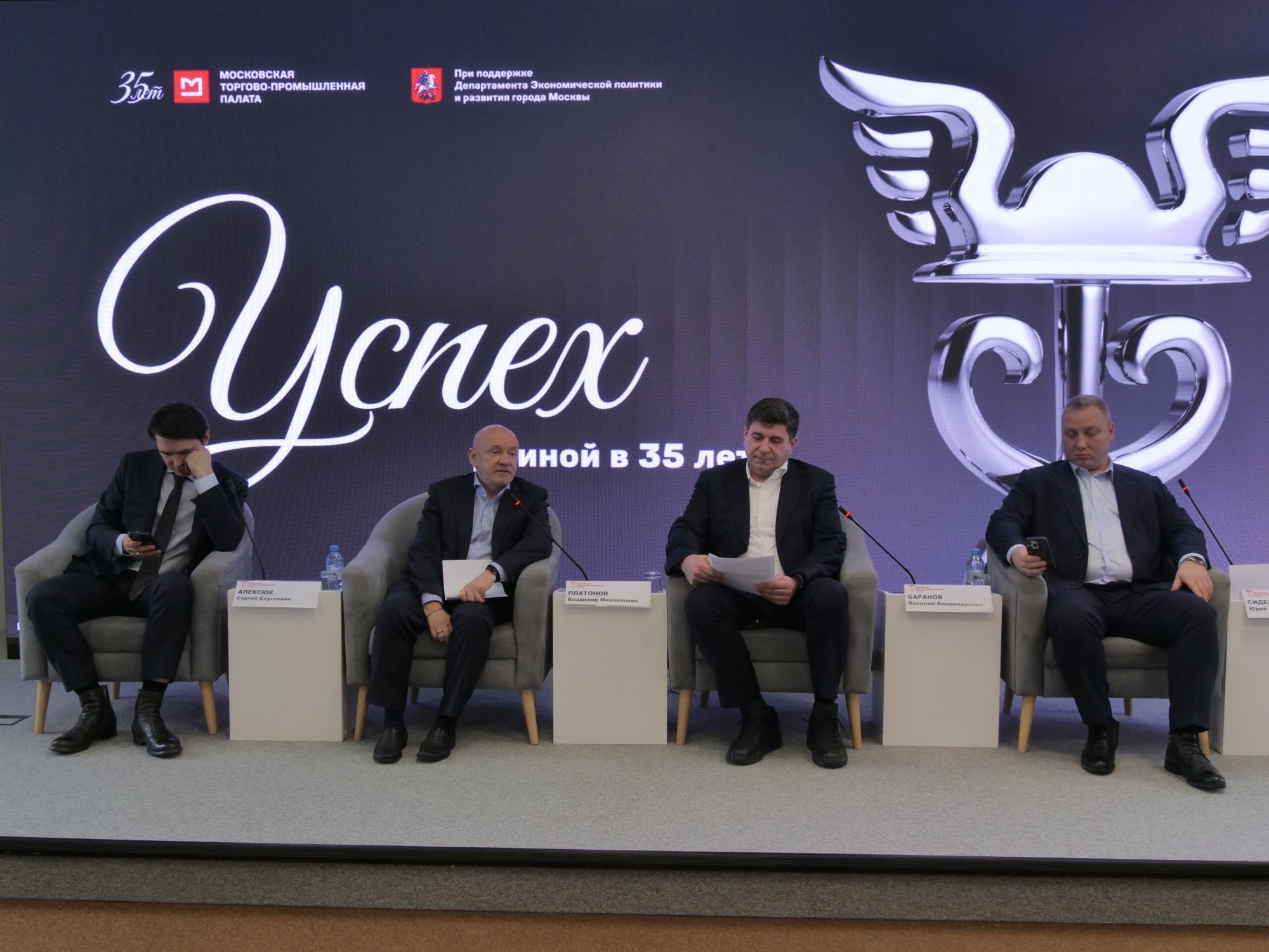 Представители таксомоторной отрасли столицы обсудили свое будущее Представители таксомоторной отрасли столицы обсудили свое будущее