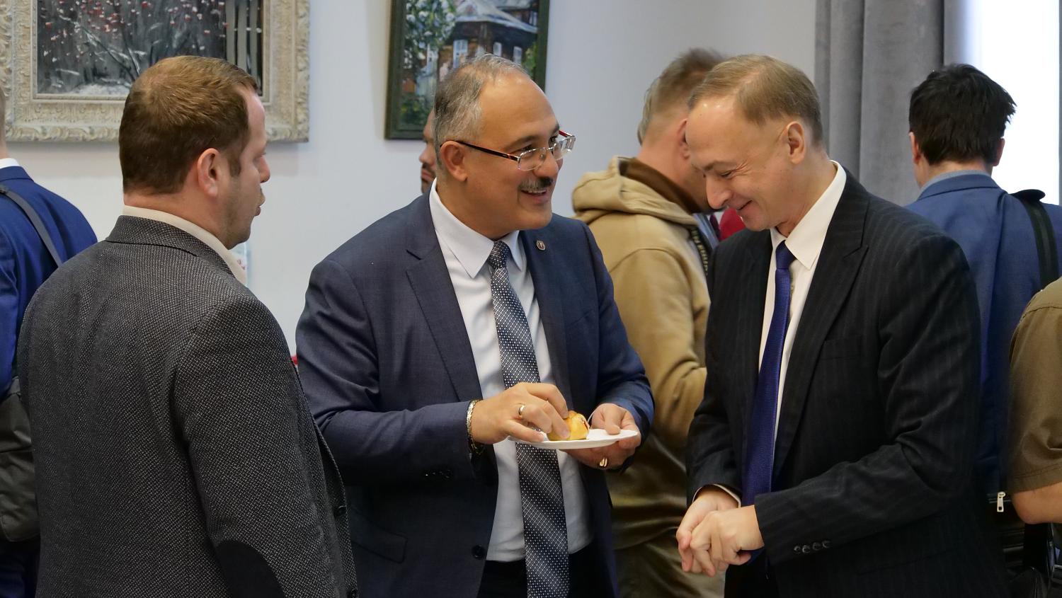 В МТПП рассмотрели особенности работы бизнеса в условиях американских и канадских санкций 