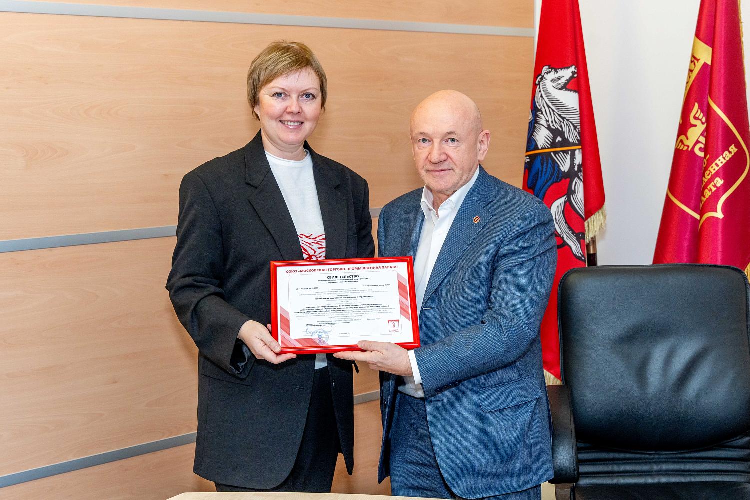 Владимир Платонов вручил свидетельство о прохождении общественной аккредитации одной из программ колледжа Президентской академии