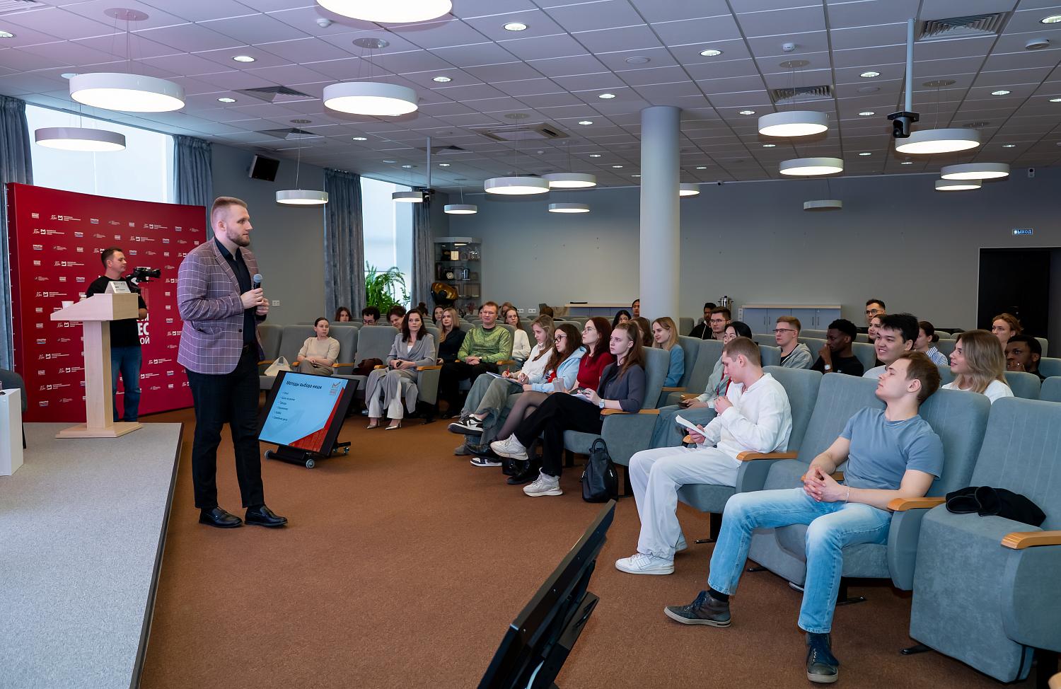 Как выделиться среди конкурентов: будущие предприниматели учились продавать свои идеи