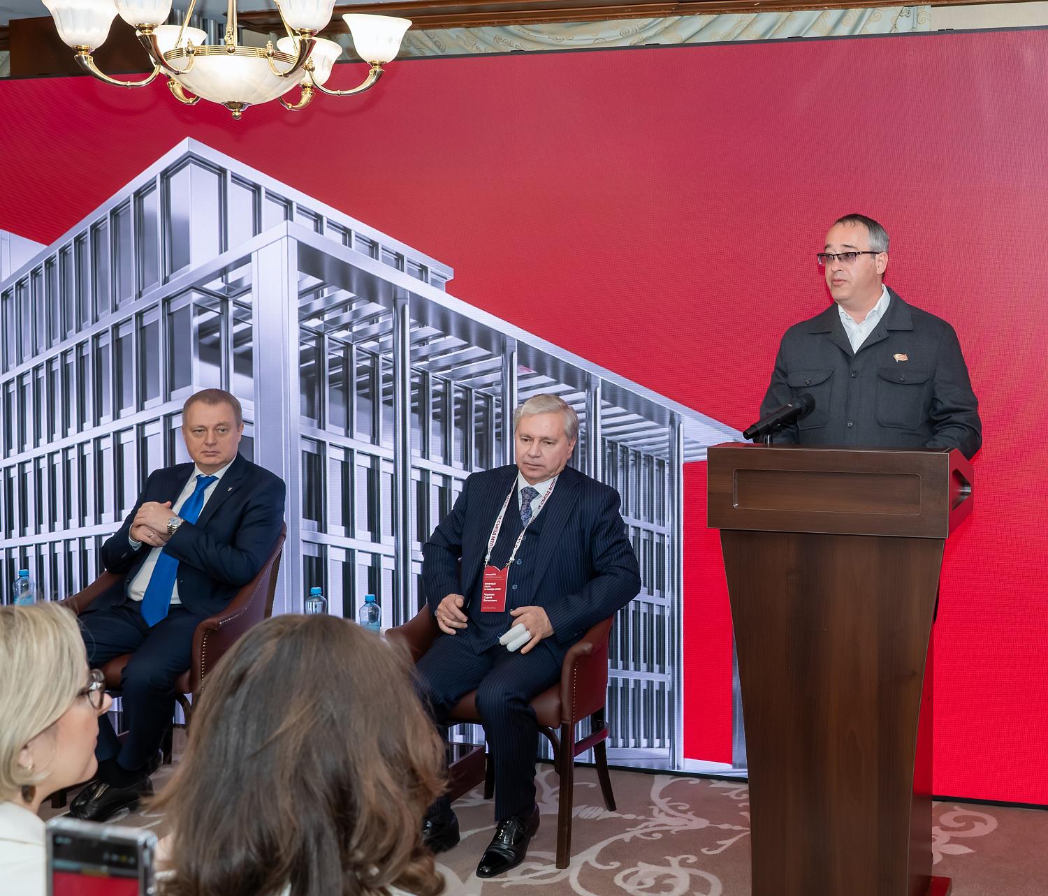 IX Съезд МТПП утвердил отчёт о работе за пять лет, программу деятельности и единогласно избрал Владимира Платонова президентом Палаты на следующие пять лет