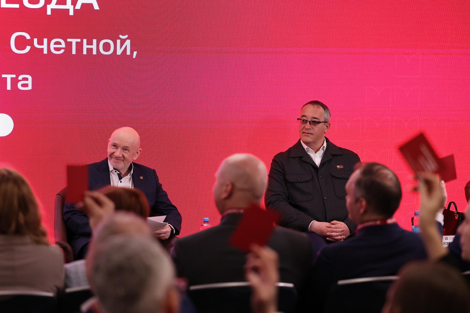 IX Съезд МТПП утвердил отчёт о работе за пять лет, программу деятельности и единогласно избрал Владимира Платонова президентом Палаты на следующие пять лет