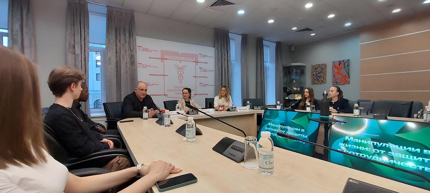 Деловая игра по работе с манипуляциями прошла в рамках работы международного студенческого клуба «Деловая орбита»