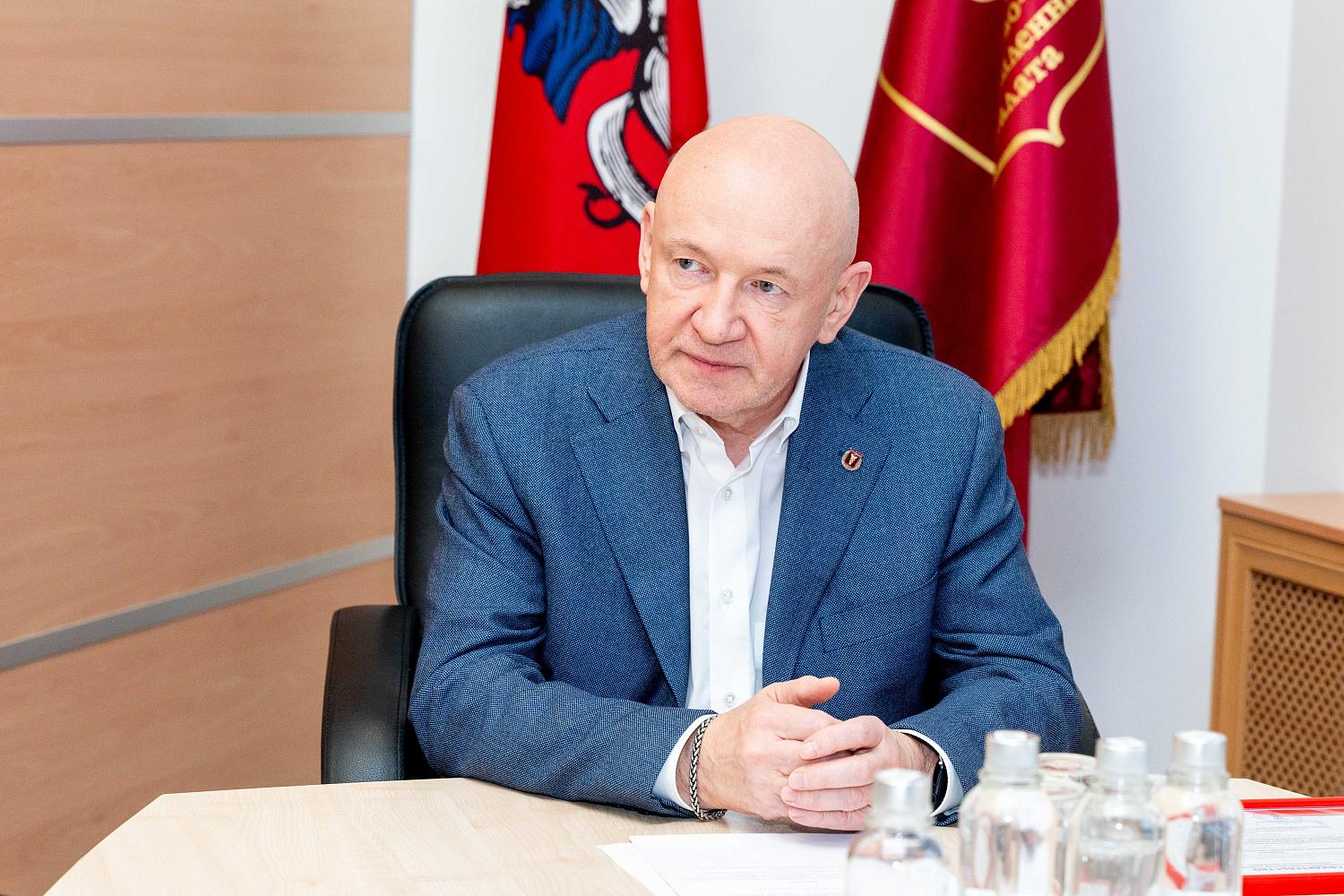 Владимир Платонов вручил свидетельство о прохождении общественной аккредитации одной из программ колледжа Президентской академии