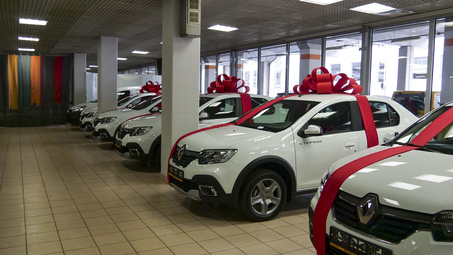 Владимир Платонов поздравил первых пятерых победителей лотереи, в которой разыгрывались автомобили