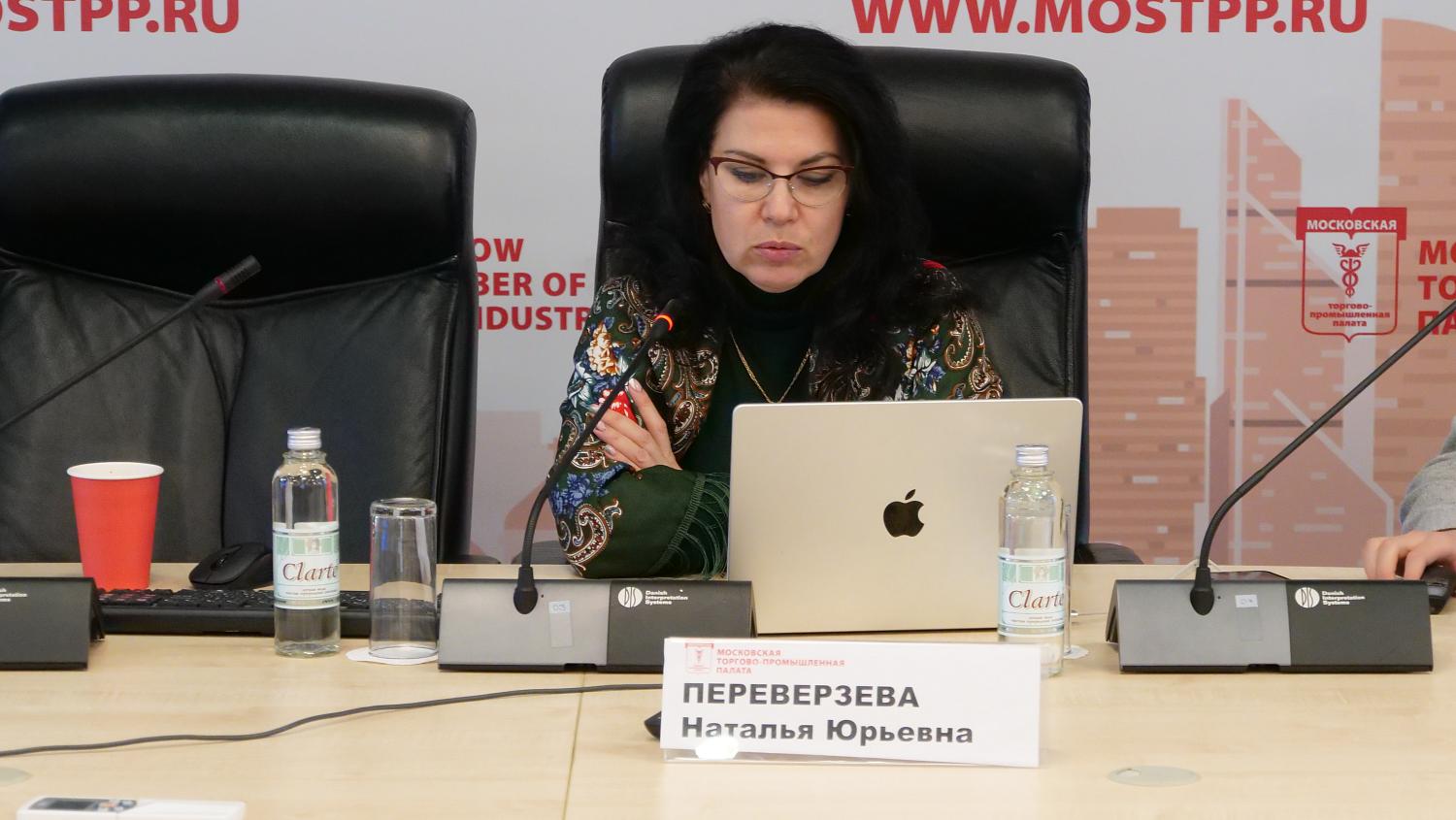 На круглом столе представлены разные подходы к управлению персоналом