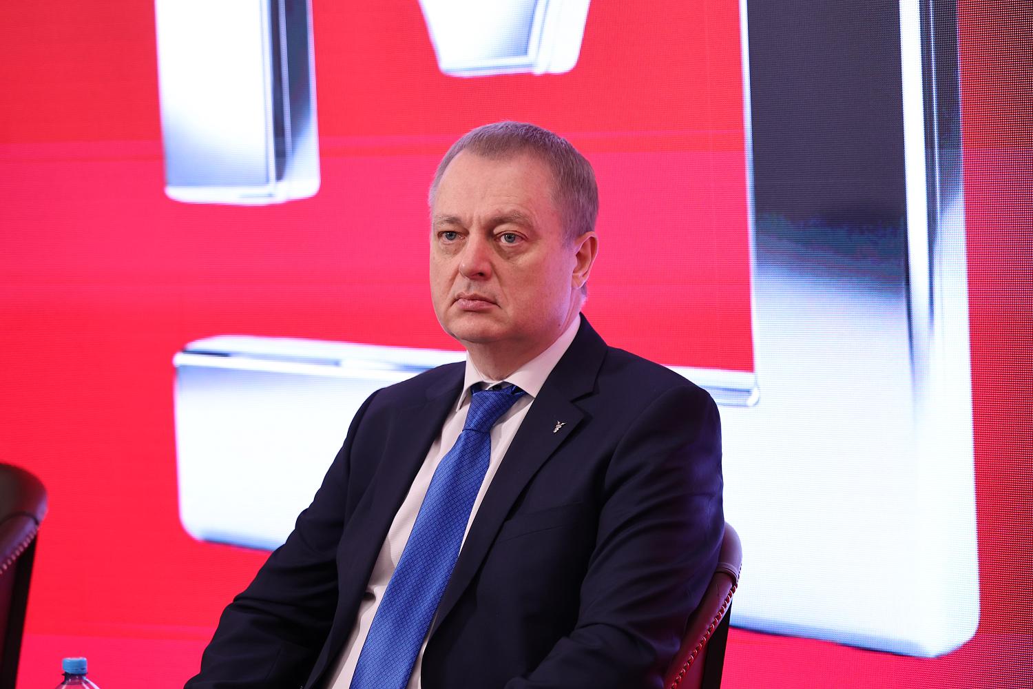 IX Съезд МТПП утвердил отчёт о работе за пять лет, программу деятельности и единогласно избрал Владимира Платонова президентом Палаты на следующие пять лет