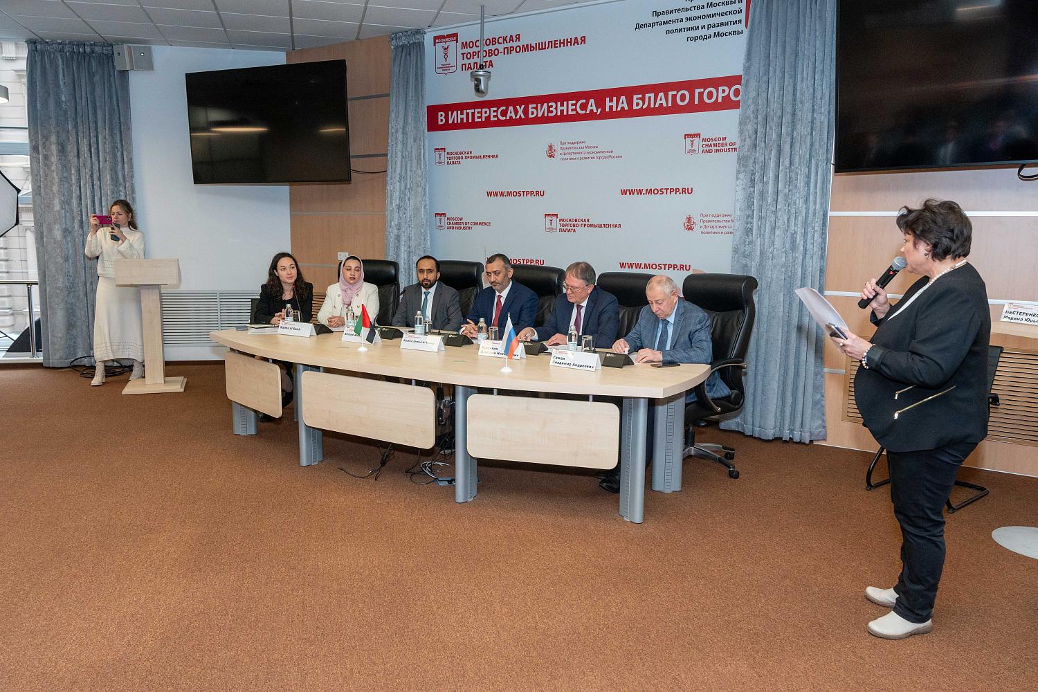 Обсуждены возможности участия в инвестиционной деятельности с компаниями из СЭЗ ОАЭ