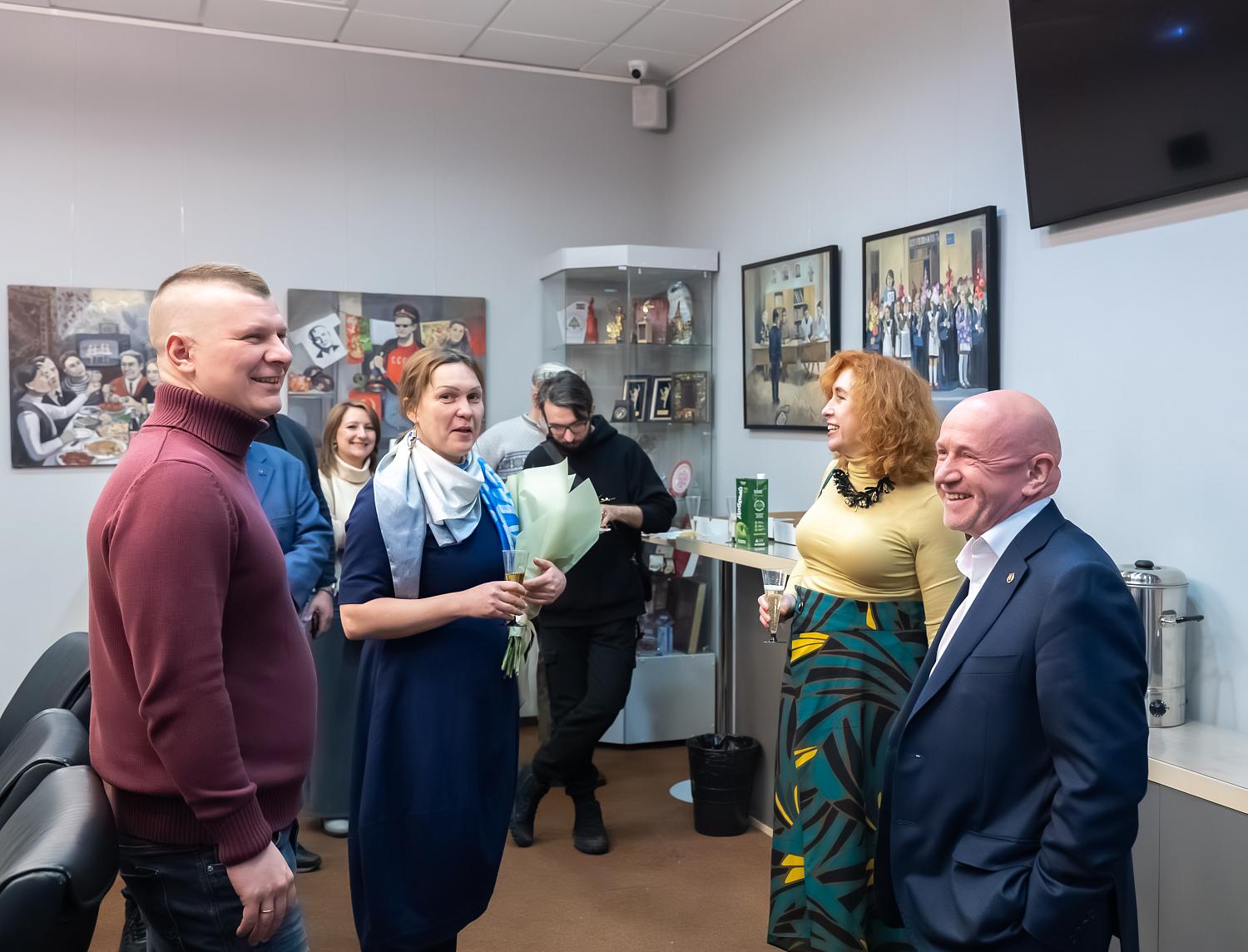 Межпоколенческая история в картинах: в МТПП представлена выставка «Жизнь – сахар!»