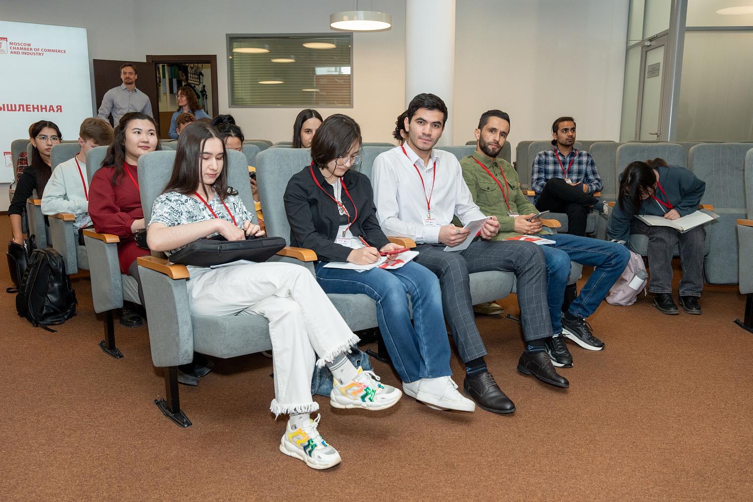 Иностранным студентам рассказали об особенностях трудового законодательства РФ