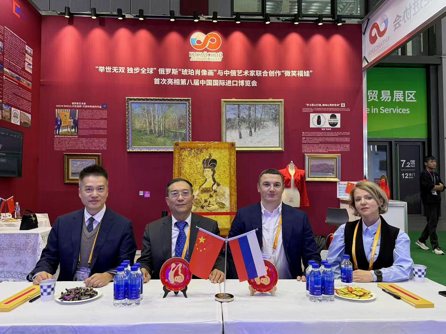 Парадный портрет из янтаря Екатерины Великой представлен на 8 международной выставке импорта (CIIE). 