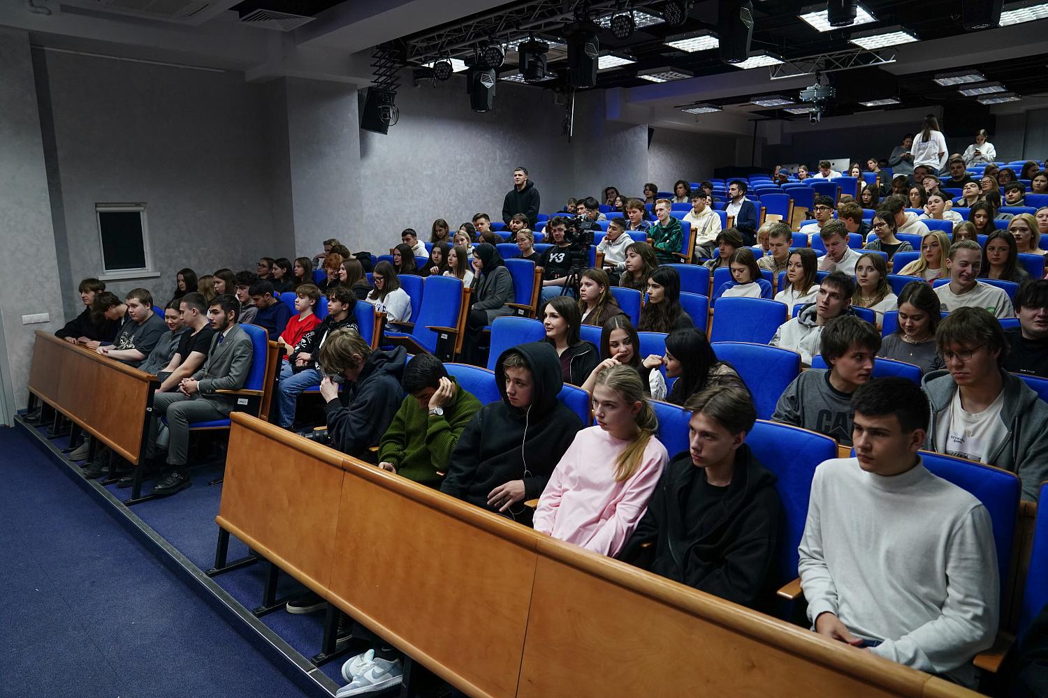 «Если вы хотите быть успешными, учиться придется всю жизнь»: Владимир Платонов встретился со студентами МФЮА 