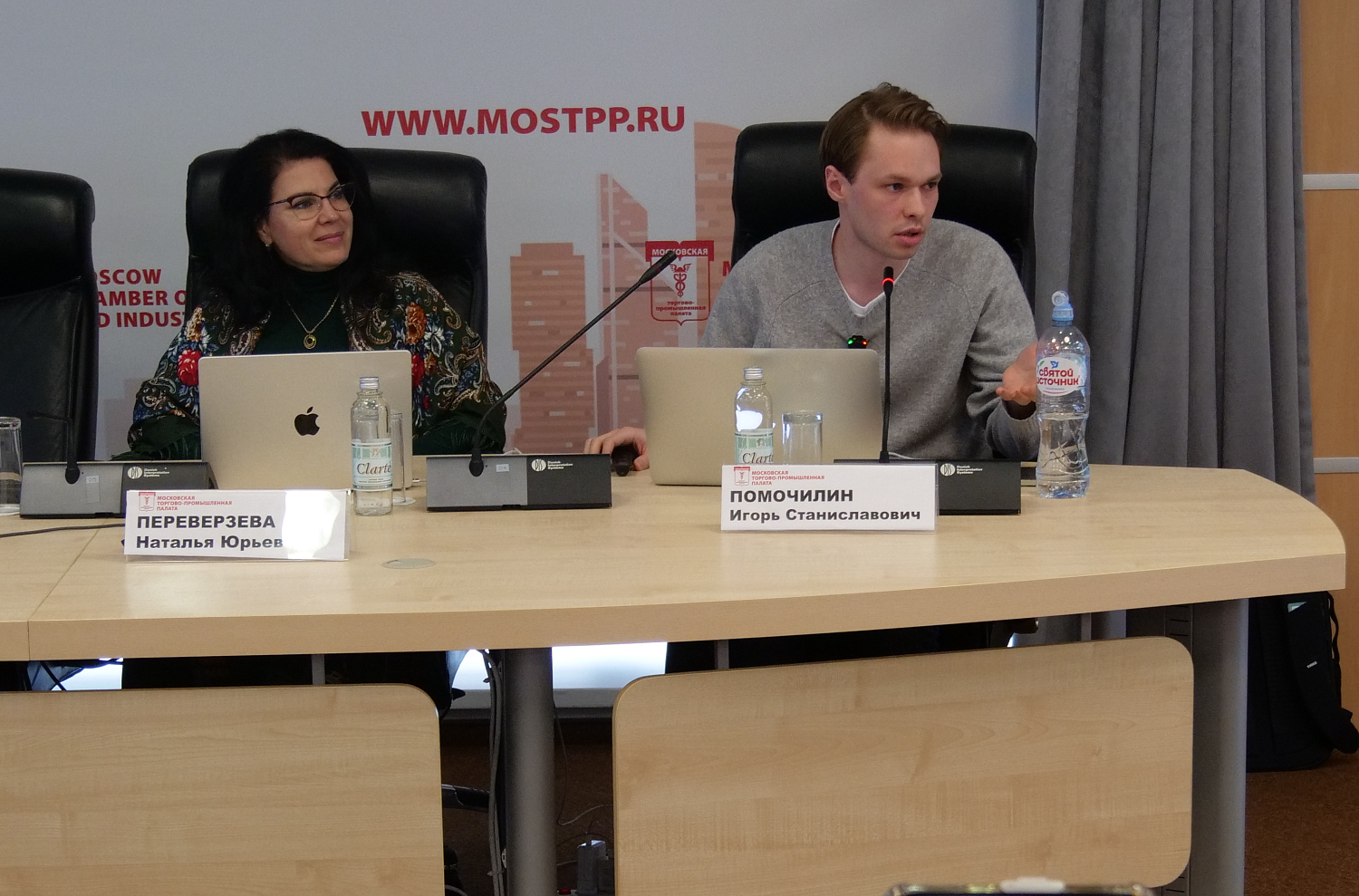 На круглом столе представлены разные подходы к управлению персоналом