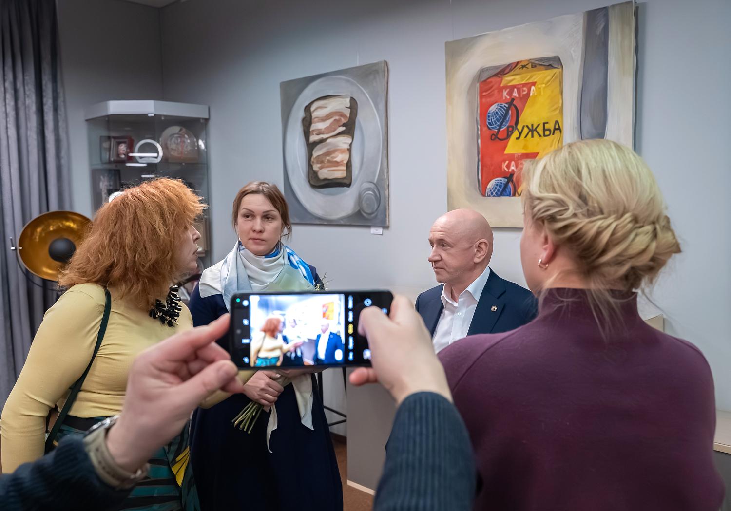 Межпоколенческая история в картинах: в МТПП представлена выставка «Жизнь – сахар!»