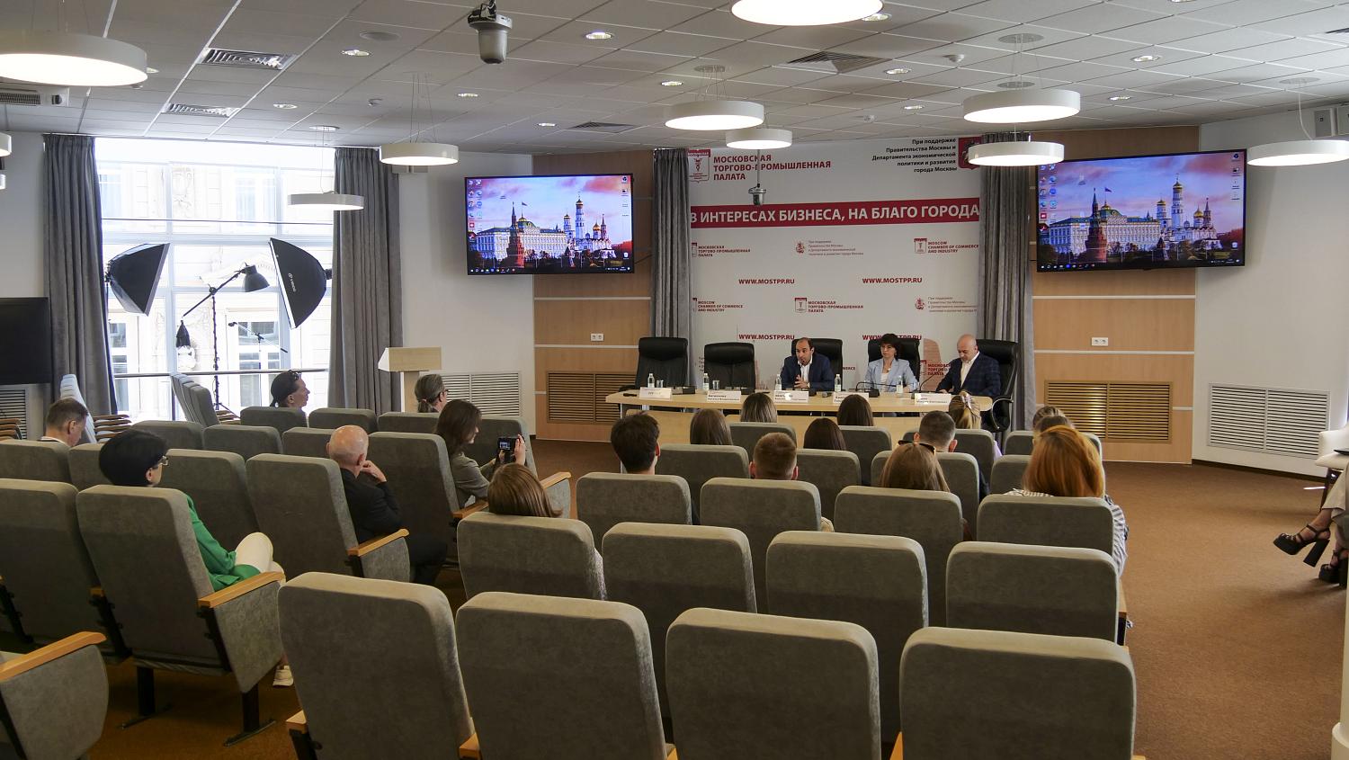 Обсуждены проблемы взаимодействия дизайнеров и производственников 
