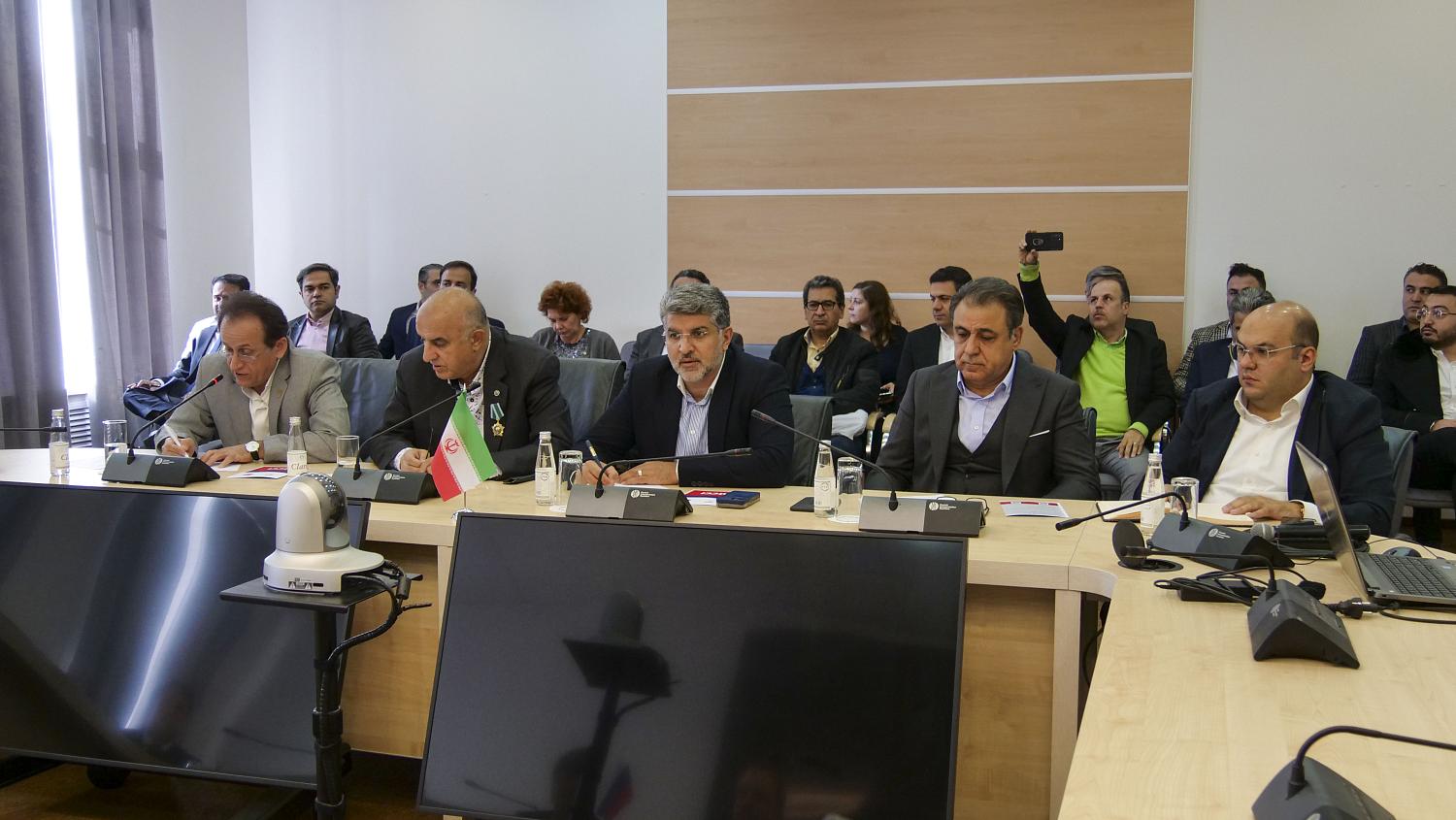 Иранский бизнес готов поставлять в Россию текстиль, обувь и одежду 