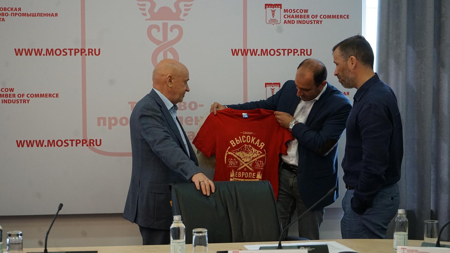 Над высочайшим пиком России развернули флаги Москвы и МТПП