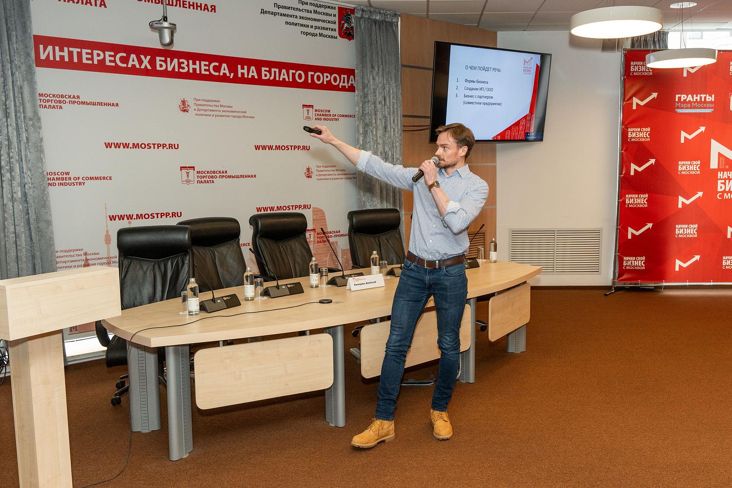 Иностранным студентам рассказали об особенностях трудового законодательства РФ