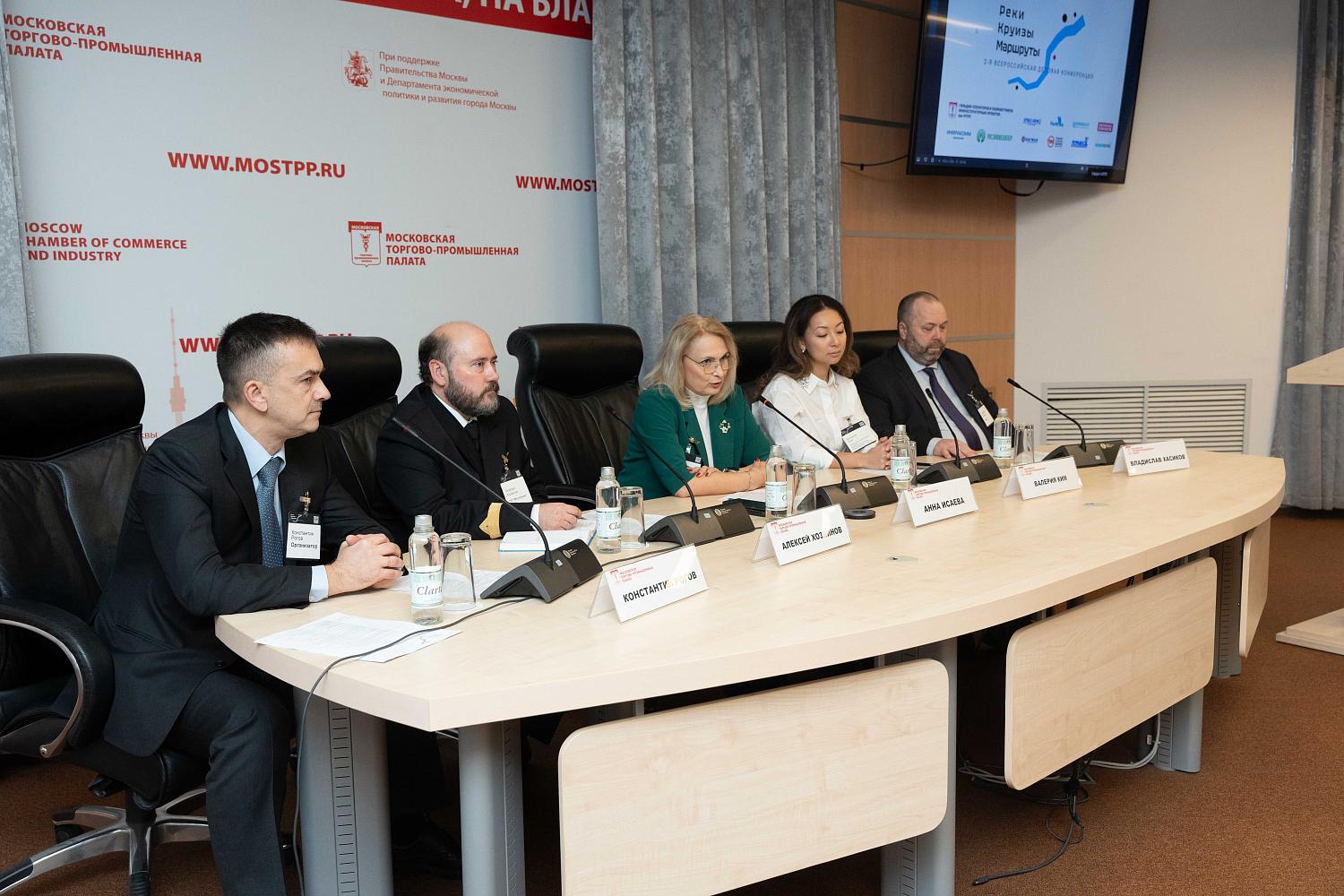 В центре внимания бизнесменов, чиновников и ученых – речные круизы