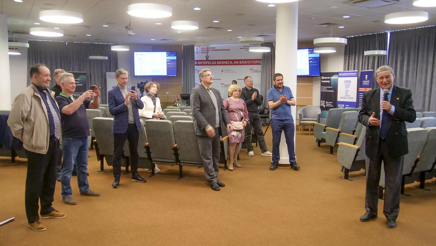 В выставочном пространстве МТПП представлена серебряная симфония небес…