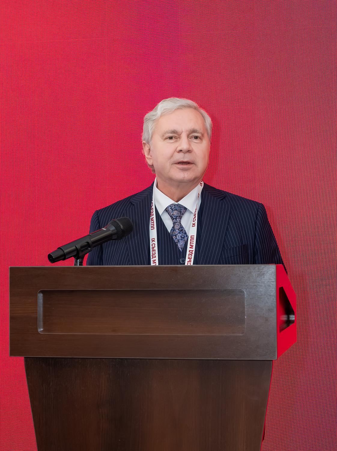 IX Съезд МТПП утвердил отчёт о работе за пять лет, программу деятельности и единогласно избрал Владимира Платонова президентом Палаты на следующие пять лет