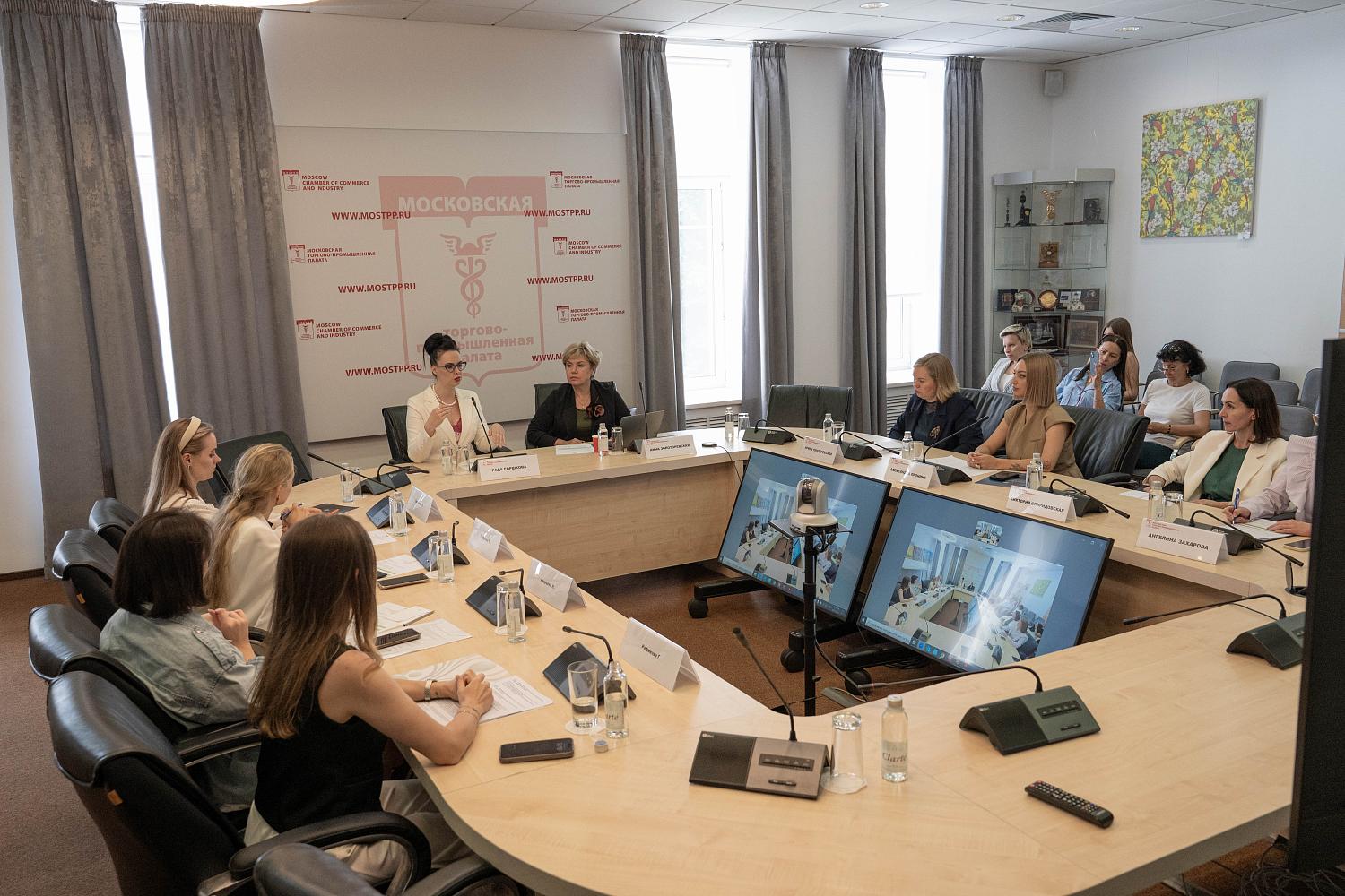 Представители помогающих профессий обсудили особенности своих коммуникаций