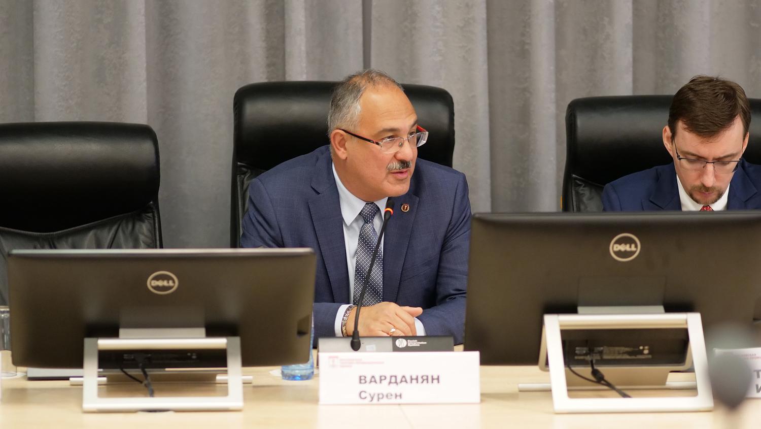 В МТПП рассмотрели особенности работы бизнеса в условиях американских и канадских санкций 