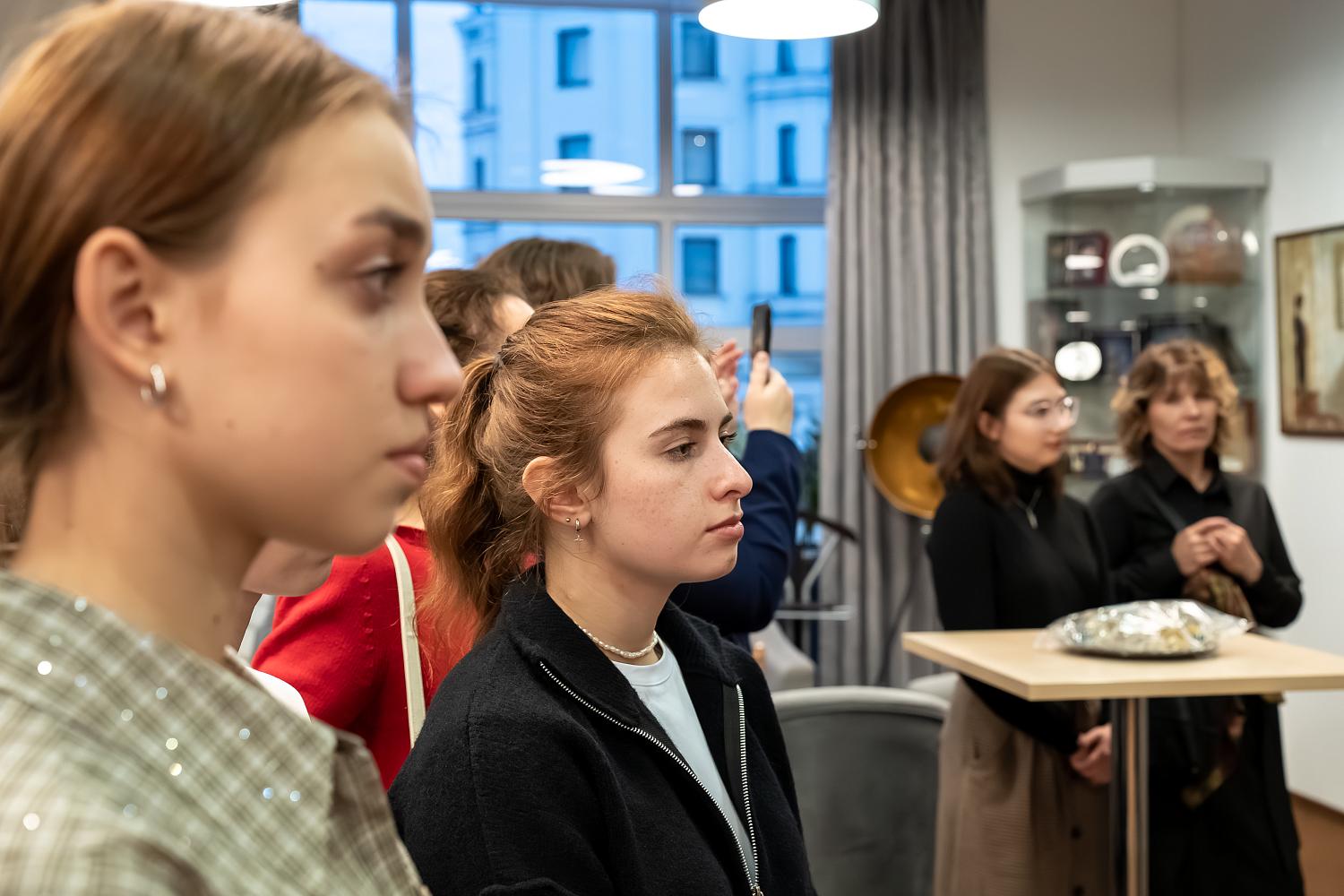 Светлые и тёплые работы художников представлены в залах МТПП