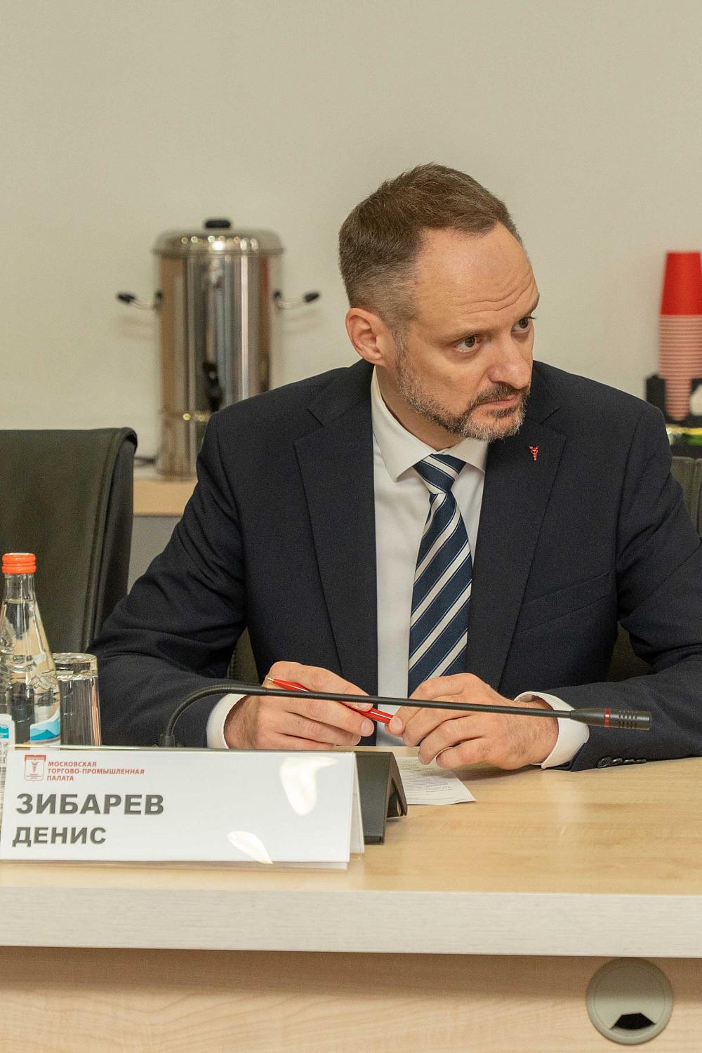 Эксперты обсудили правовые аспекты договорных отношений в строительстве, грузоперевозках и лизинге оборудования