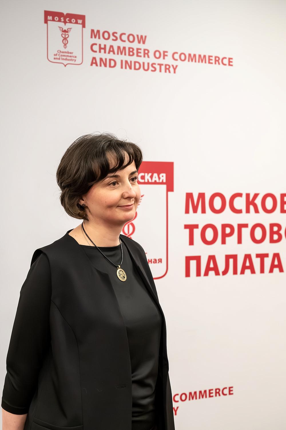 Светлые и тёплые работы художников представлены в залах МТПП