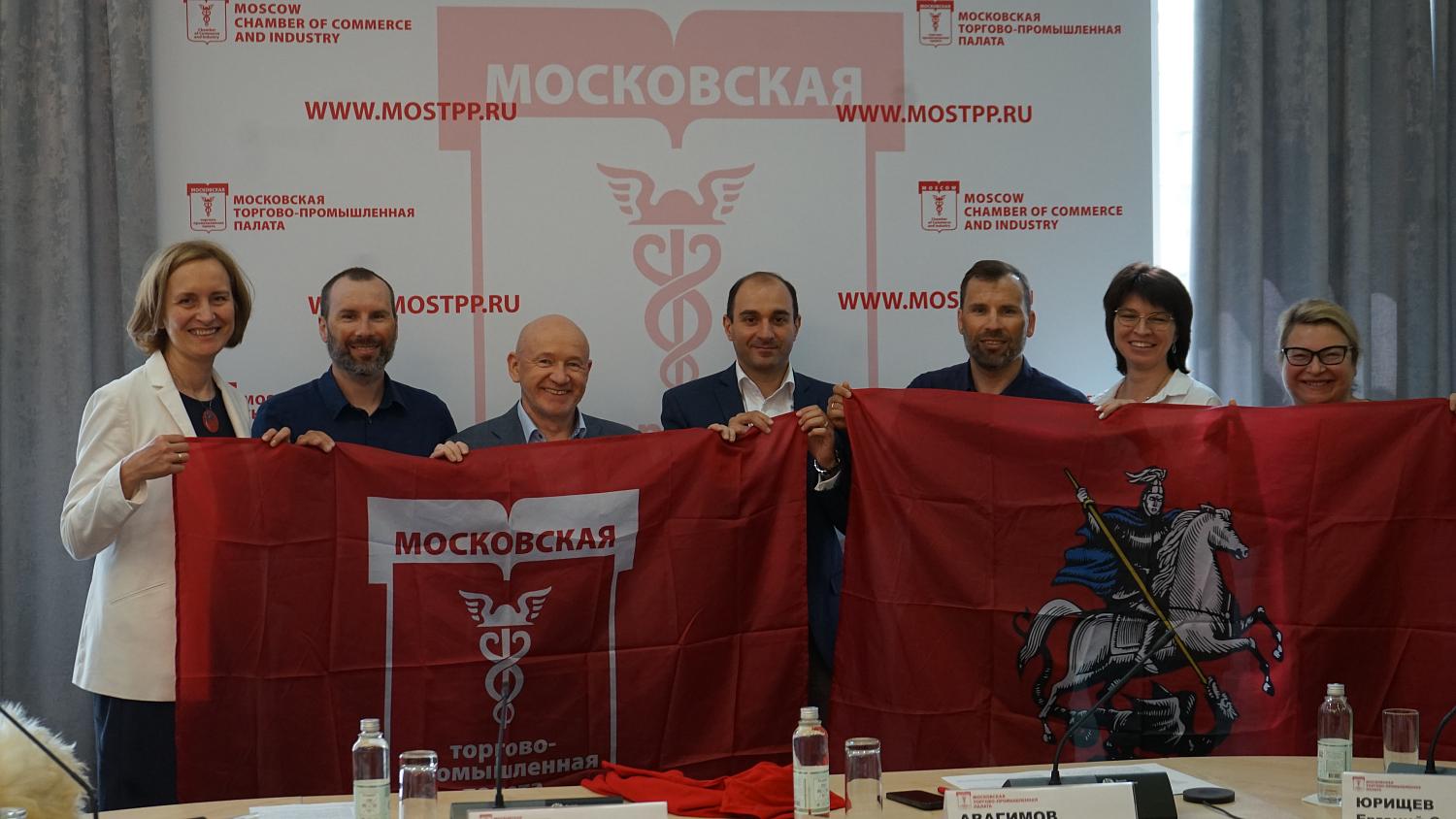 Над высочайшим пиком России развернули флаги Москвы и МТПП