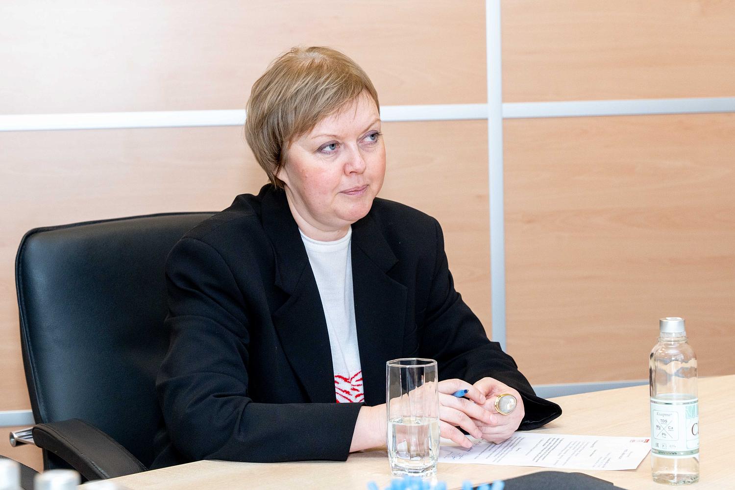 Владимир Платонов вручил свидетельство о прохождении общественной аккредитации одной из программ колледжа Президентской академии