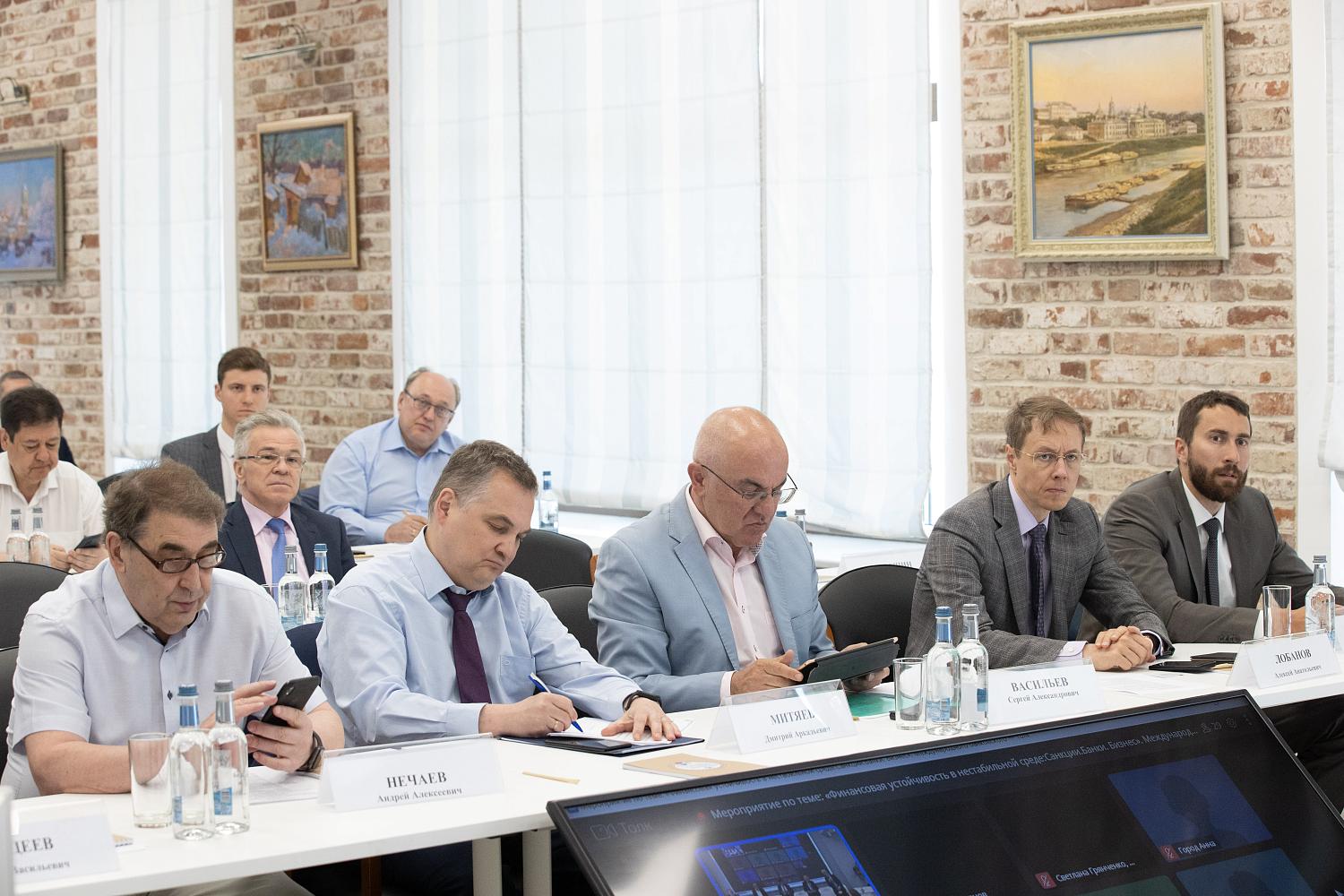 Финансово-банковское сообщество обсуждает экономическую ситуацию 