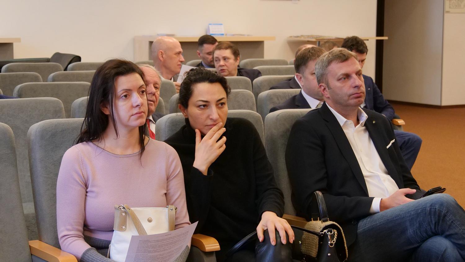 В МТПП рассмотрели особенности работы бизнеса в условиях американских и канадских санкций 