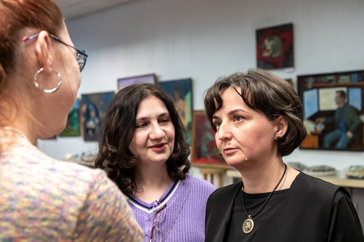 Светлые и тёплые работы художников представлены в залах МТПП