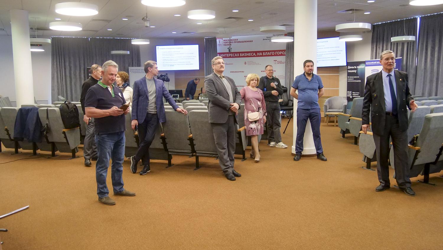 В выставочном пространстве МТПП представлена серебряная симфония небес…