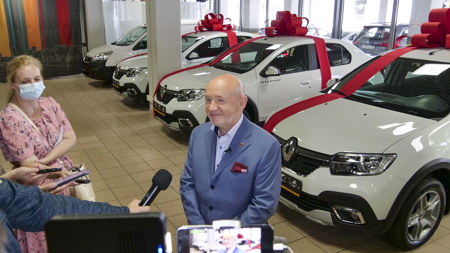 Владимир Платонов поздравил первых пятерых победителей лотереи, в которой разыгрывались автомобили