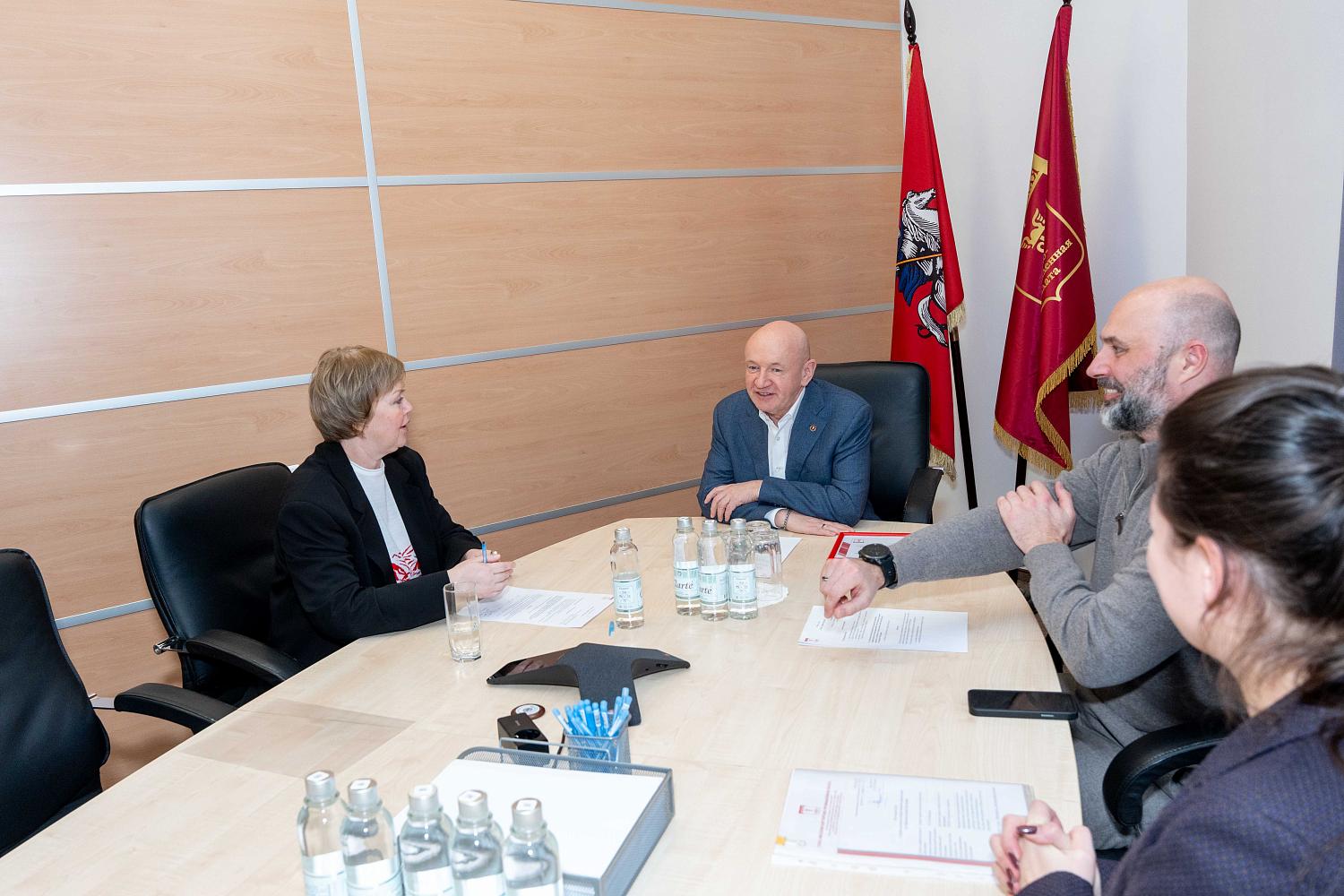 Владимир Платонов вручил свидетельство о прохождении общественной аккредитации одной из программ колледжа Президентской академии