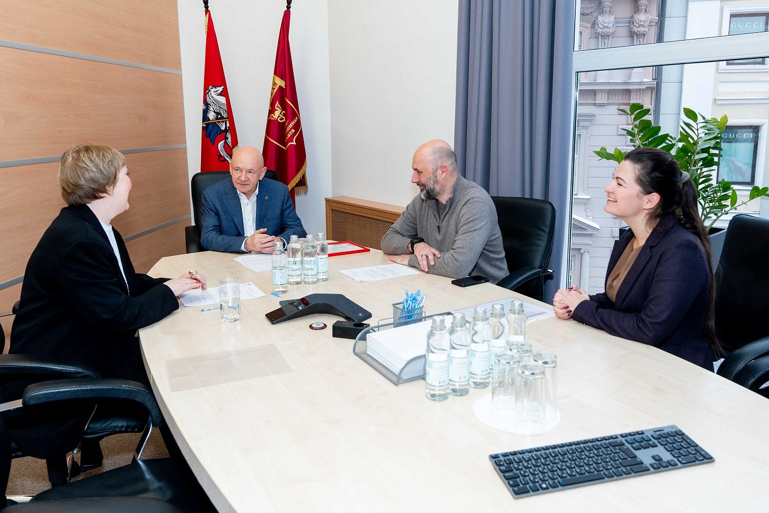 Владимир Платонов вручил свидетельство о прохождении общественной аккредитации одной из программ колледжа Президентской академии