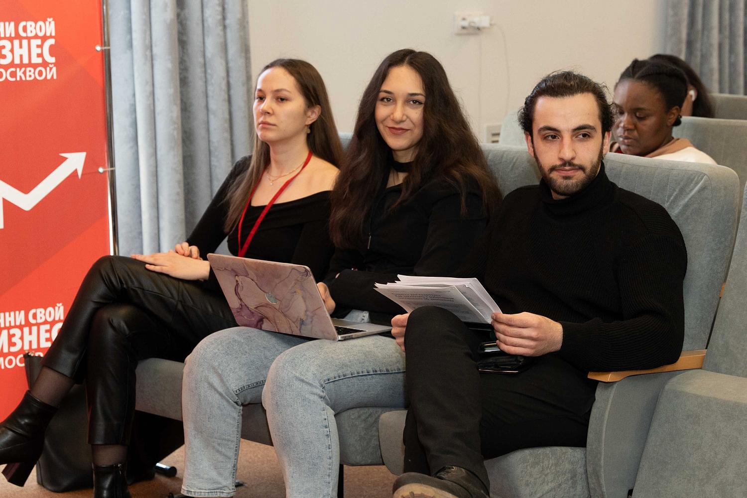 Иностранным студентам рассказали о бизнес-моделировании и планировании 