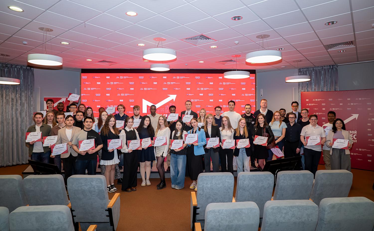 Сертификат в руках, стартап в ноутбуке: что дальше ждёт выпускников Школы международного предпринимательства 