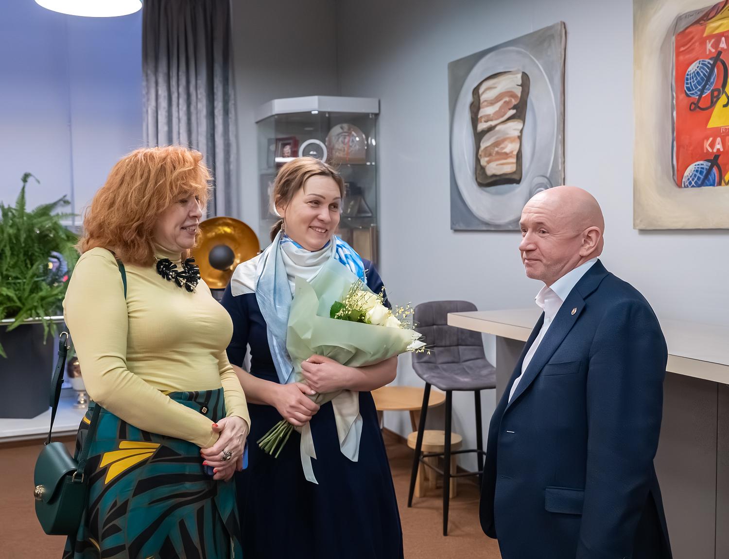 Межпоколенческая история в картинах: в МТПП представлена выставка «Жизнь – сахар!»