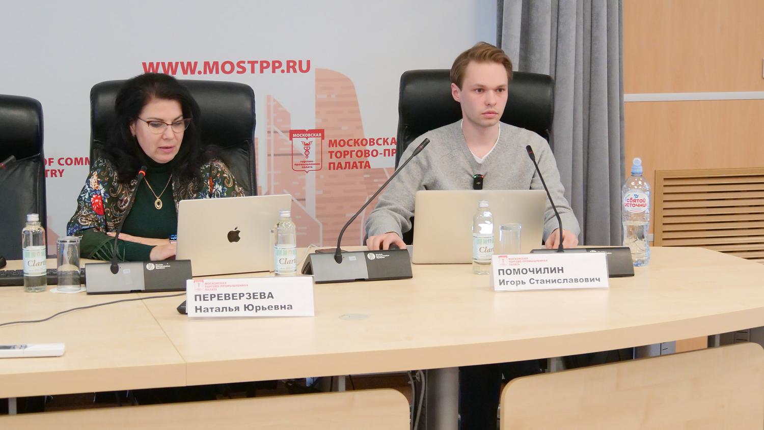 На круглом столе представлены разные подходы к управлению персоналом