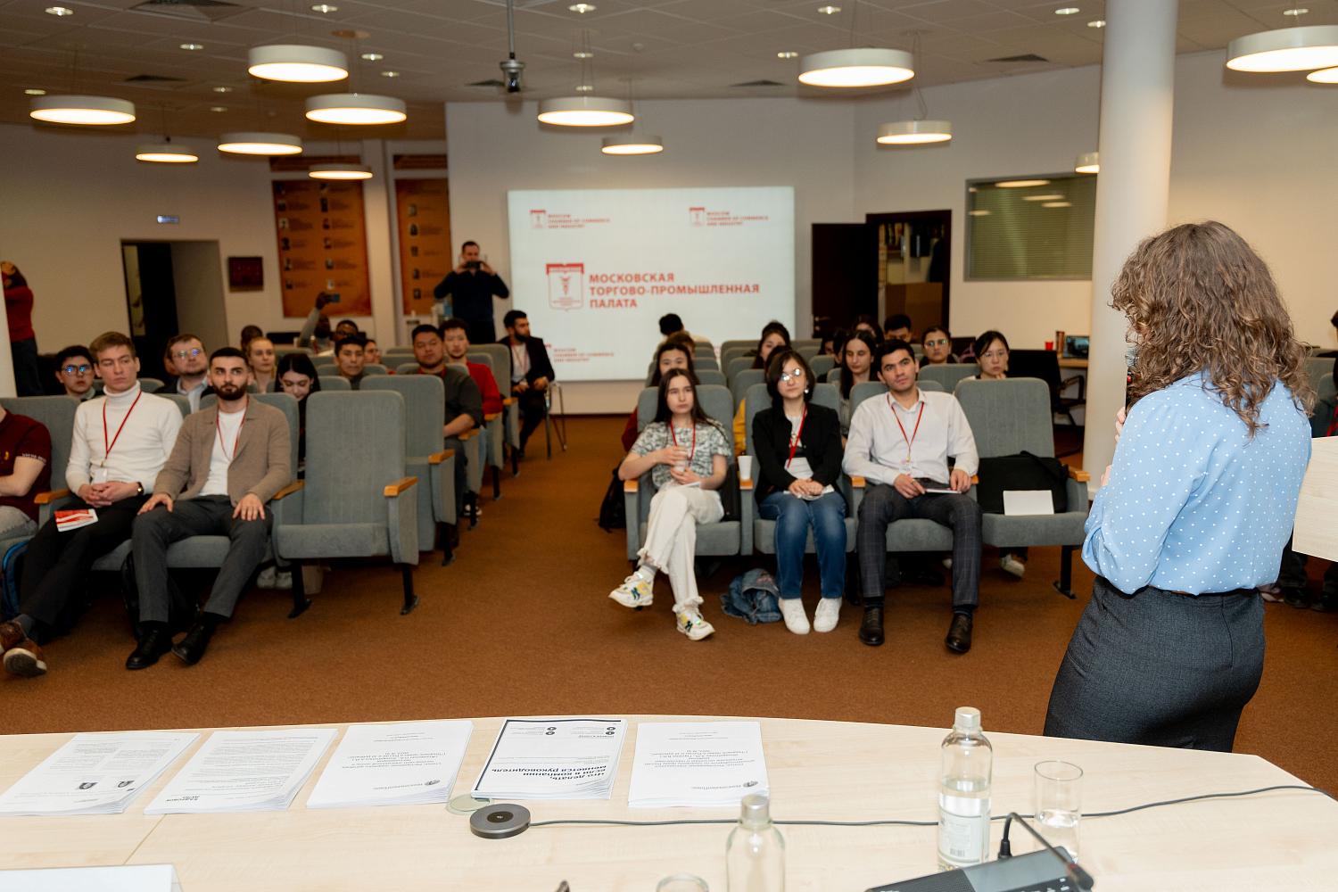 Иностранным студентам рассказали об особенностях трудового законодательства РФ