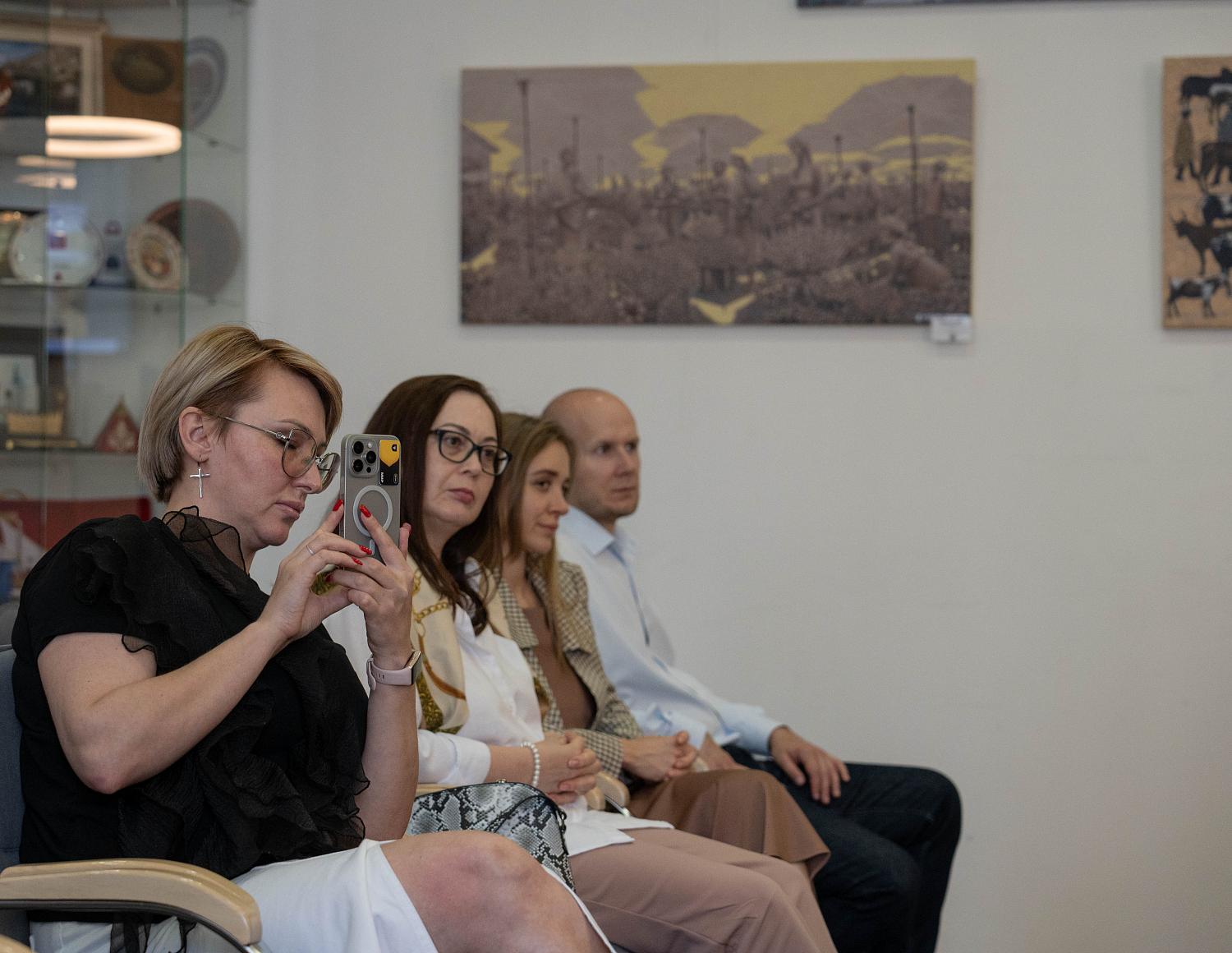 Представители помогающих профессий обсудили особенности своих коммуникаций