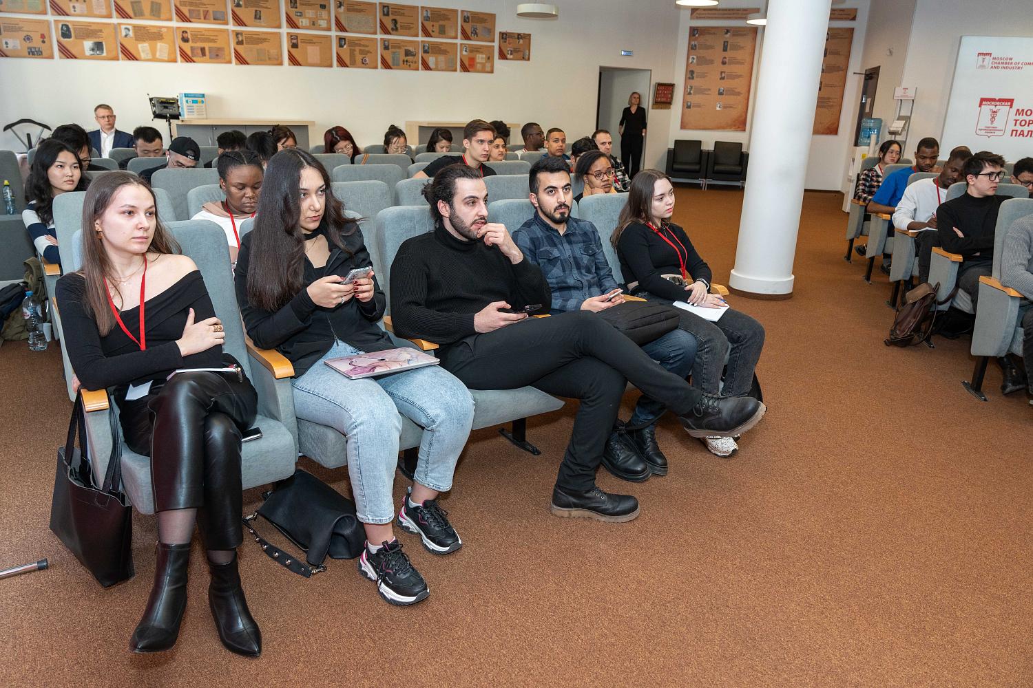 Иностранным студентам рассказали о бизнес-моделировании и планировании 